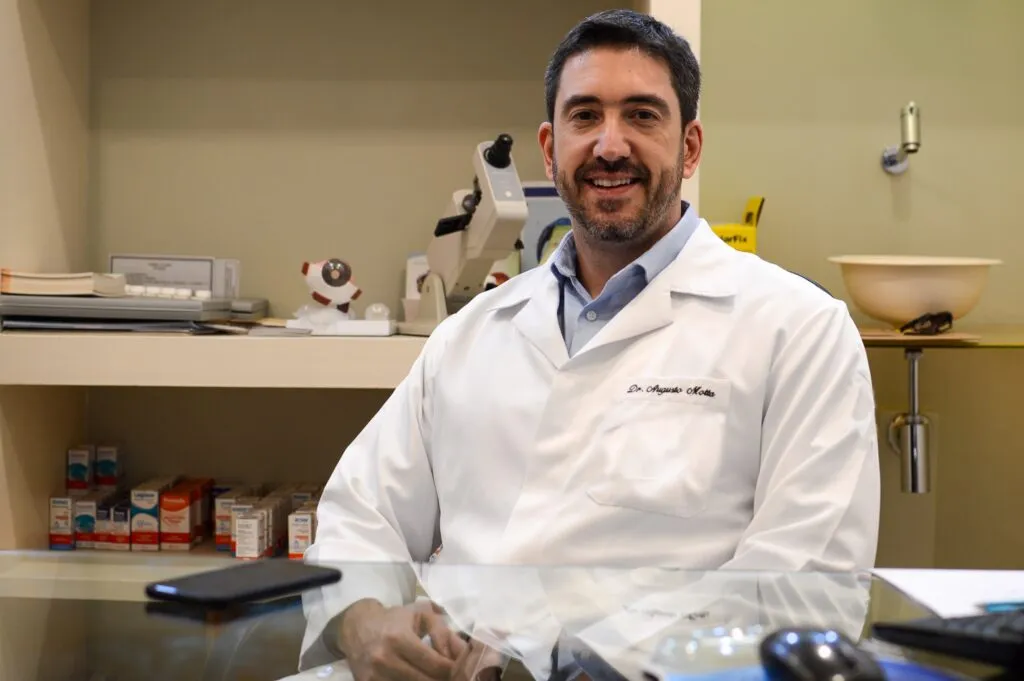 Dr. Augusto Alves Lopes da Motta, oftalmologista da Clínica Vision